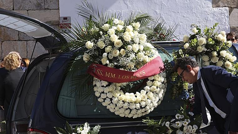 Corona de los Reyes en el coche fúnebre