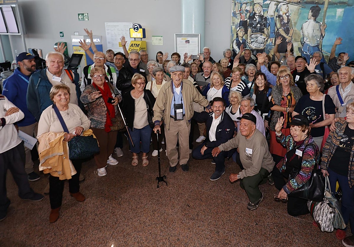 Participantes del programa 'Reencontros con Galicia' este lunes durante su llegada a Vigo