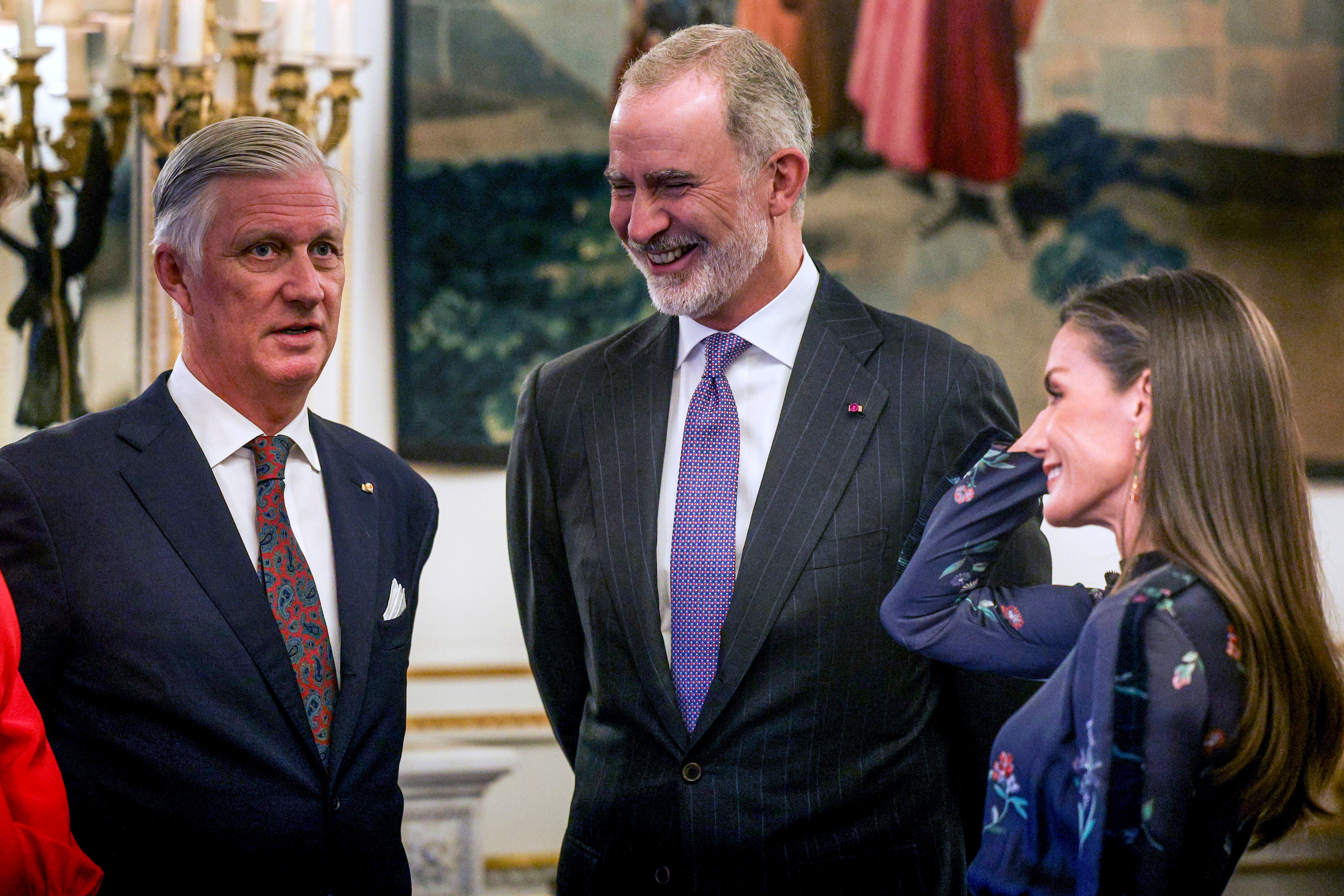 Felipe VI sonríe durante la conversación.