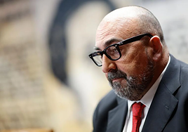 Koldo está cambiando la propiedad de varios inmuebles en una notaría de Madrid