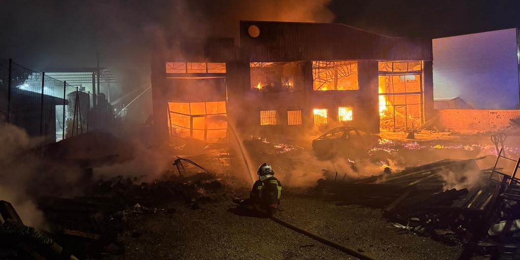Un incendio calcina una nave industrial destinada a productos de almacenaje en Griñón