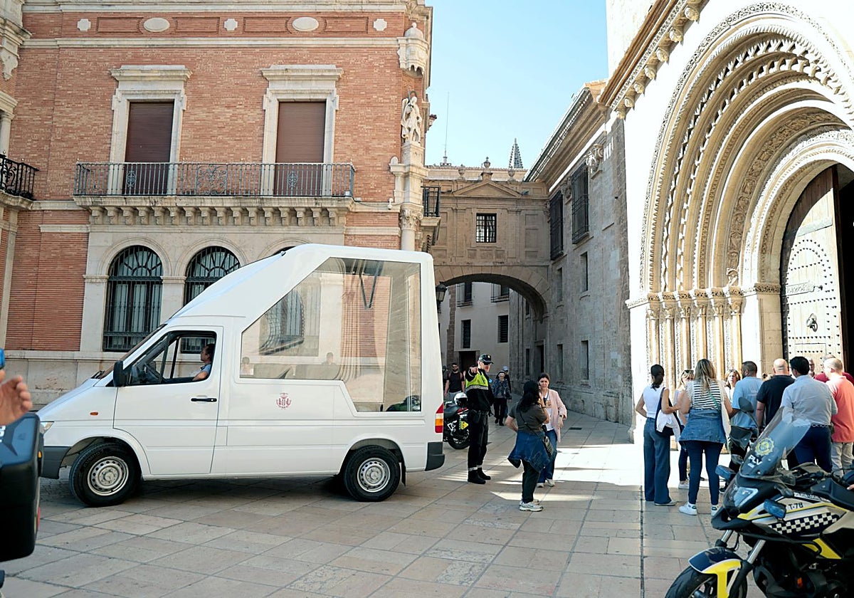 Imagen del vehículo preparado para la Senyera por si llueve el jueves 9 de octubre en Valencia