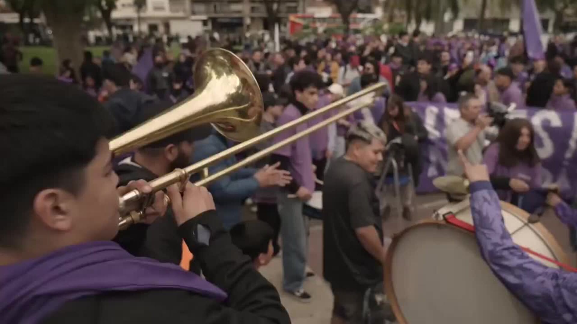 Milei protagoniza un concierto de rock en medio de una tormenta política en Argentina