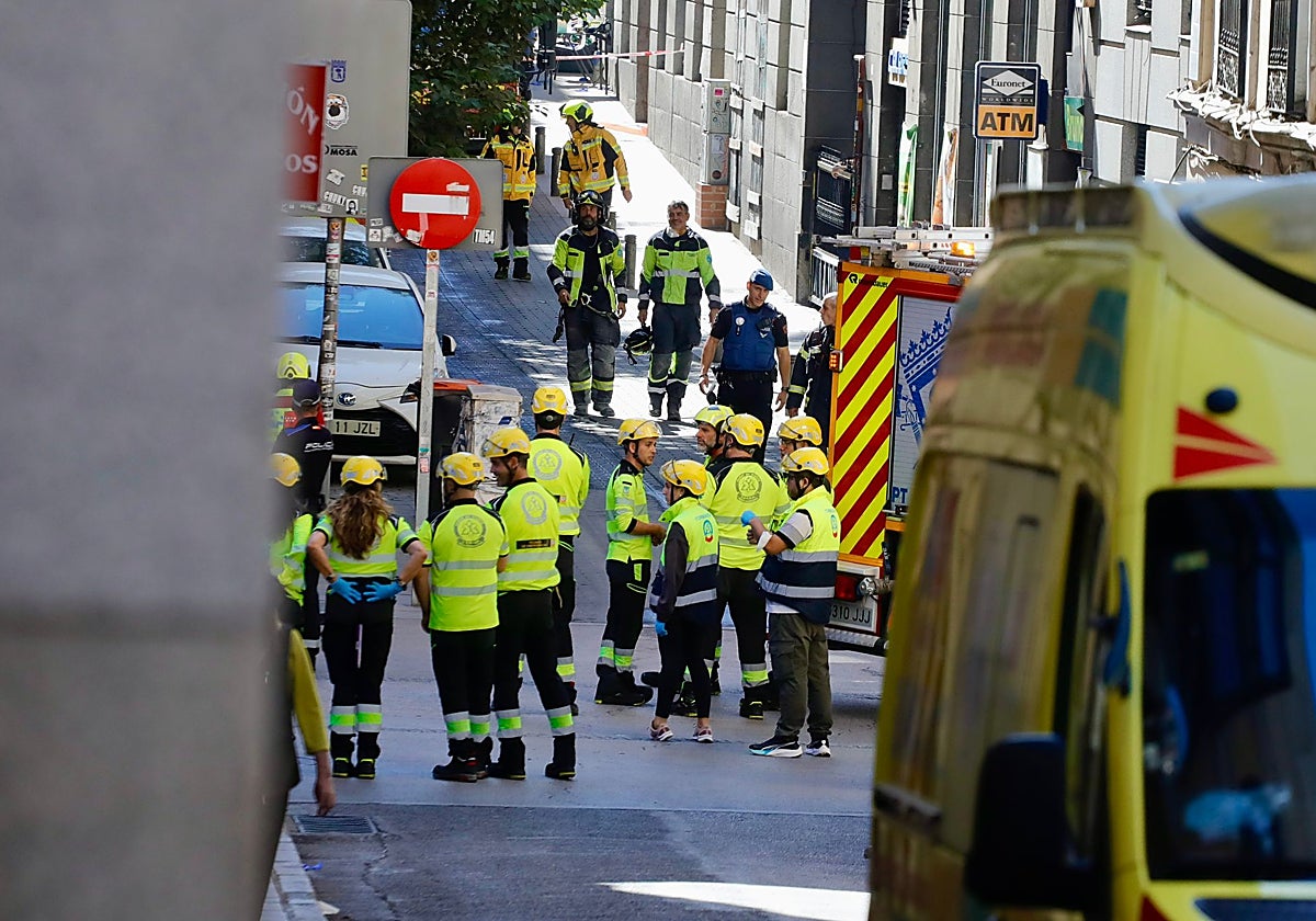 Hablan los testigos del derrumbe de un edificio en la plaza de Ópera: «Yo  lo he visto en vivo, ha sido como un tornado tremendo»