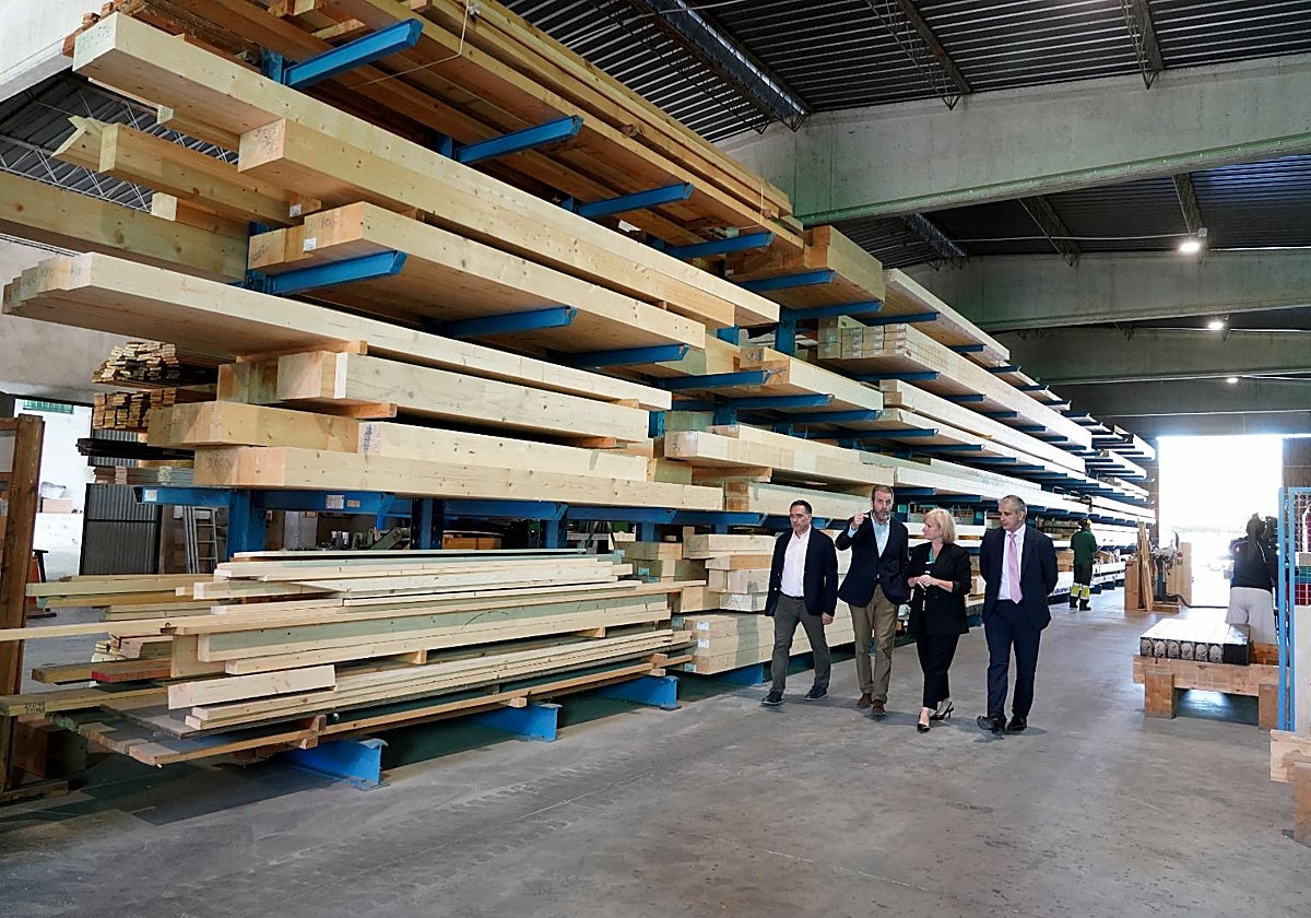 La consejera Leticia García visita la empresa Maderas Pisuerga, una de las que se ha beneficiado de estas ayudas para la retirada de amianto