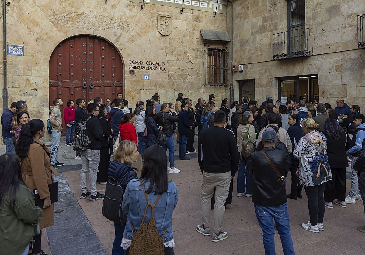Aspirantes esperan a realizar la entrevista para cubrir los puestos de trabajo en hostelería