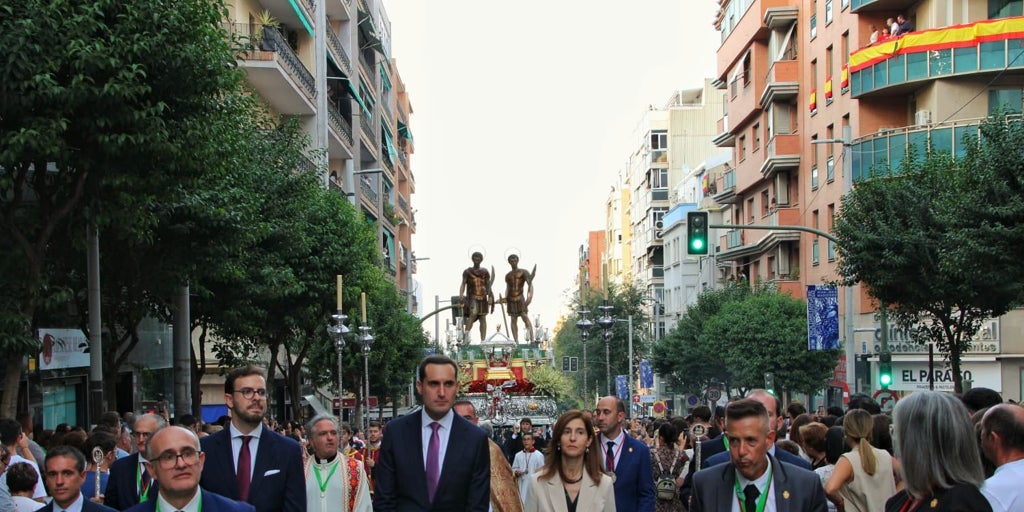 Graban al secretario general del PSOE de Jaén usando como taxi un coche de la Policía Local destinado a la seguridad de la Magna