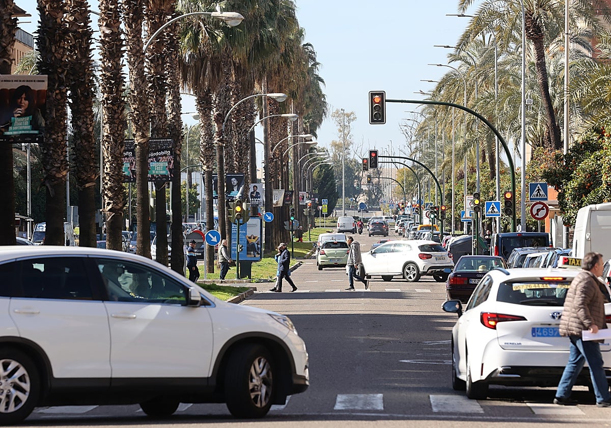 Intenso tráfico de vehículos en Manolete, donde hay previsto un carril bici que rebajaría el ruido