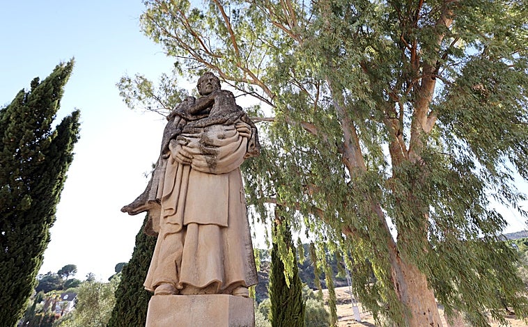 Imagen principal - Arriba, monumento al Beato Álvaro de Córdoba. Debajo, ermita donde estuvo su cueva. A la derecha, el Cristo de San Álvaro