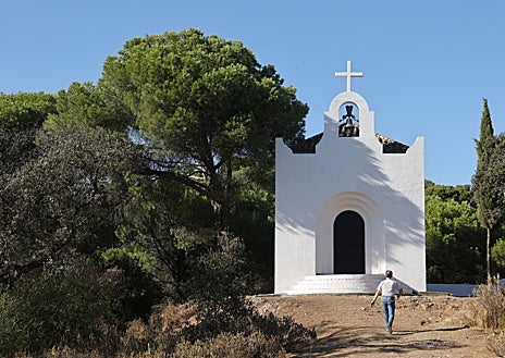 Imagen secundaria 1 - Arriba, monumento al Beato Álvaro de Córdoba. Debajo, ermita donde estuvo su cueva. A la derecha, el Cristo de San Álvaro