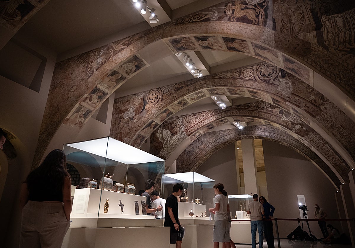 La sala 16 del MNAC donde se exponen las pinturas murales de Sijena