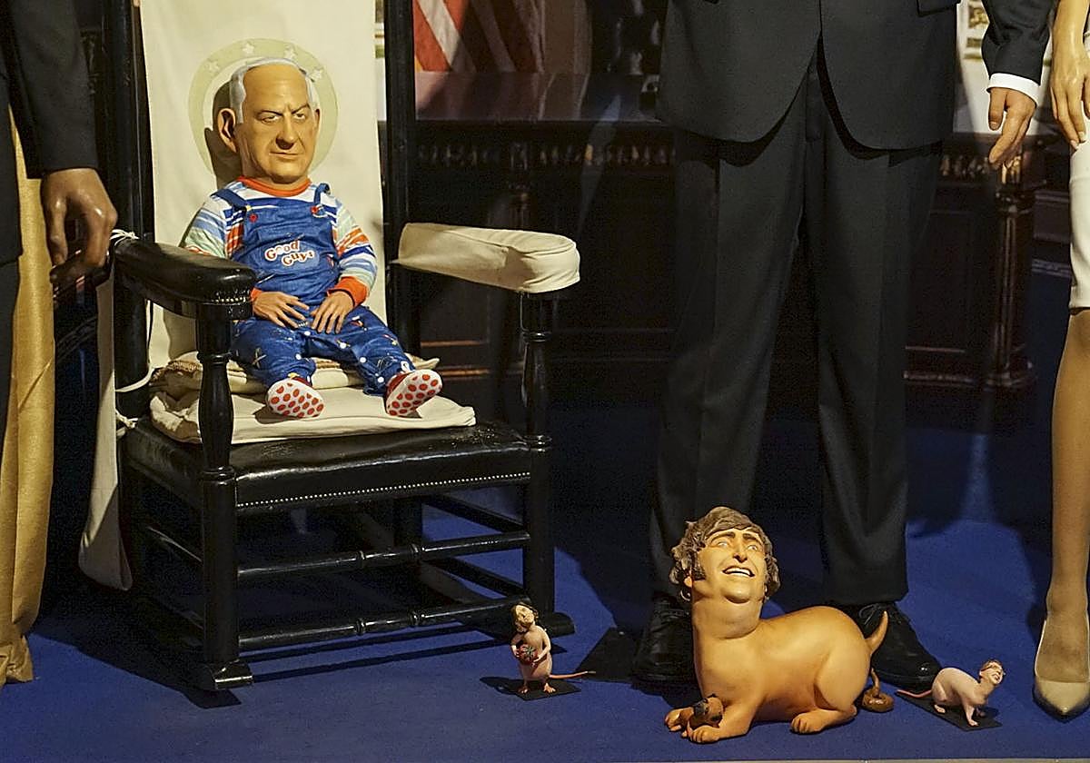 La figura del muñeco diabólico Chucky y un perro con la cara de Javier Milei