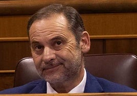 Ábalos medita renunciar a su escaño para evitar su cita en el Supremo por los sobres