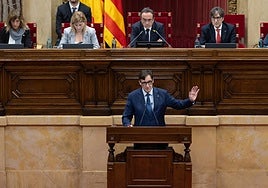 Puigdemont fuerza a Illa a pronunciarse sobre un referéndum secesionista