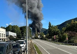 Un incendio en una nave industrial en Ripoll (Gerona) moviliza a 17 dotaciones de bomberos