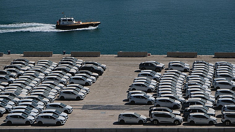 La llegada de grandes buques asiáticos ha obligado a utilizar los muelles 4 y 5 como apoyo para dar cabida a más de un millar de coches