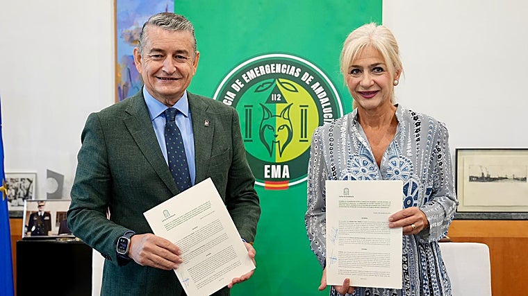 Los dos consejeros andaluces tras la firma del acuerdo