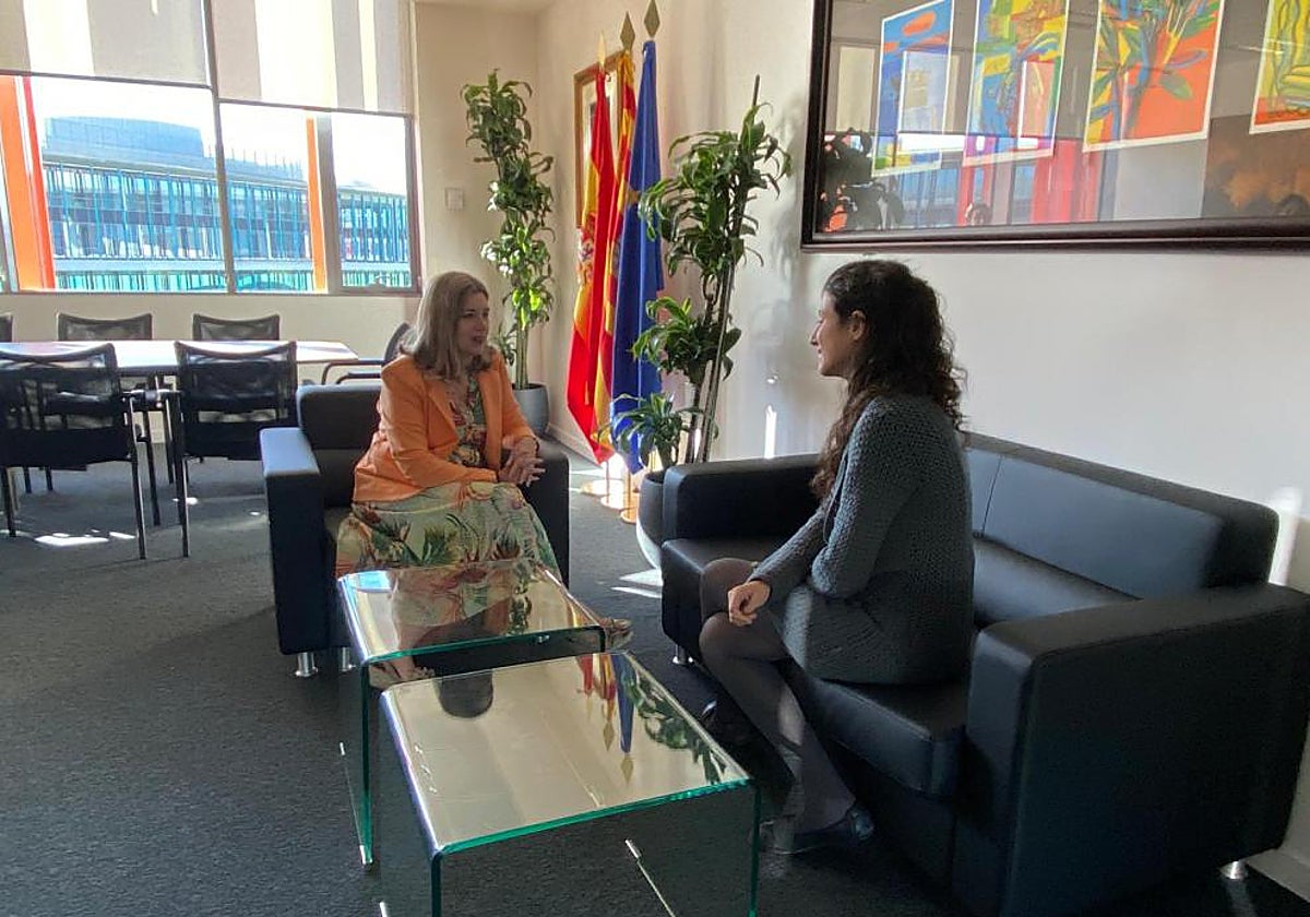 La consejera de Empleo, Ciencia y Universidades, Claudia Pérez Forniés, recibe a la científica oscense Pepa Martínez Pérez, galardonada con el Premio Nacional de Investigación para jóvenes 2025