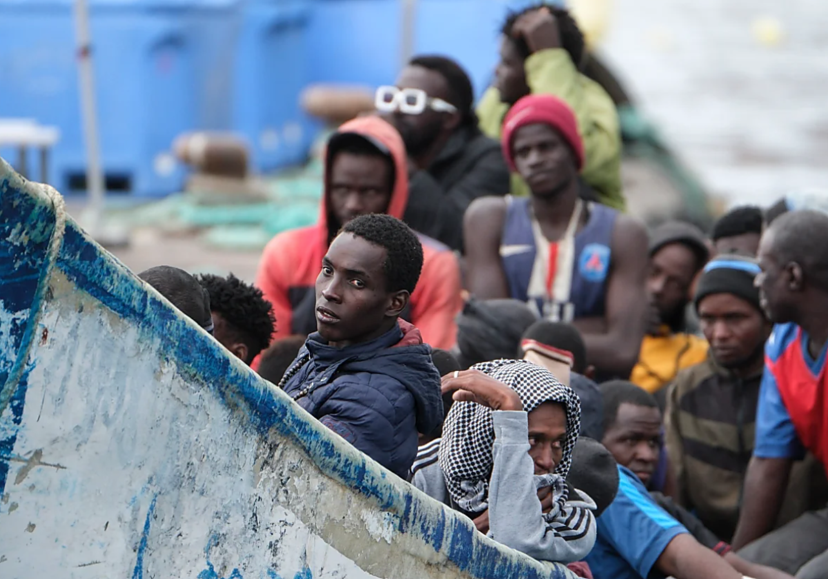 Un cayuco con 54 hombres a bordo en el puerto de Los Cristianos, en el sur de Tenerife