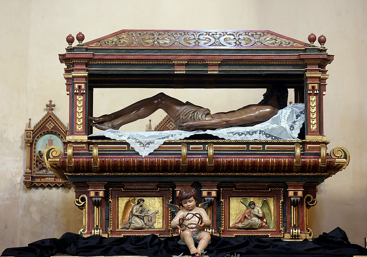 El Señor Yacente de El Carpio, en la urna de Gregorio Fernández