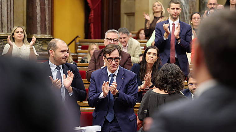 Salvador Illa aplaude a Pilar Castillejo, diputada de la CUP tras volver de la Flotilla, entrando en el Parlamento de Cataluña, hoy