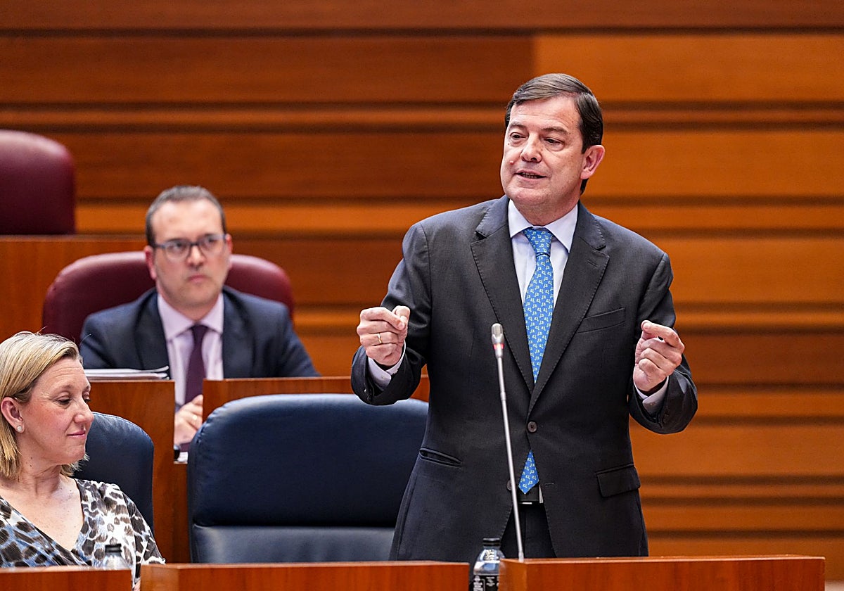 El presidente de la Junta, durante el pleno de las Cortes, en una de sus intervenciones