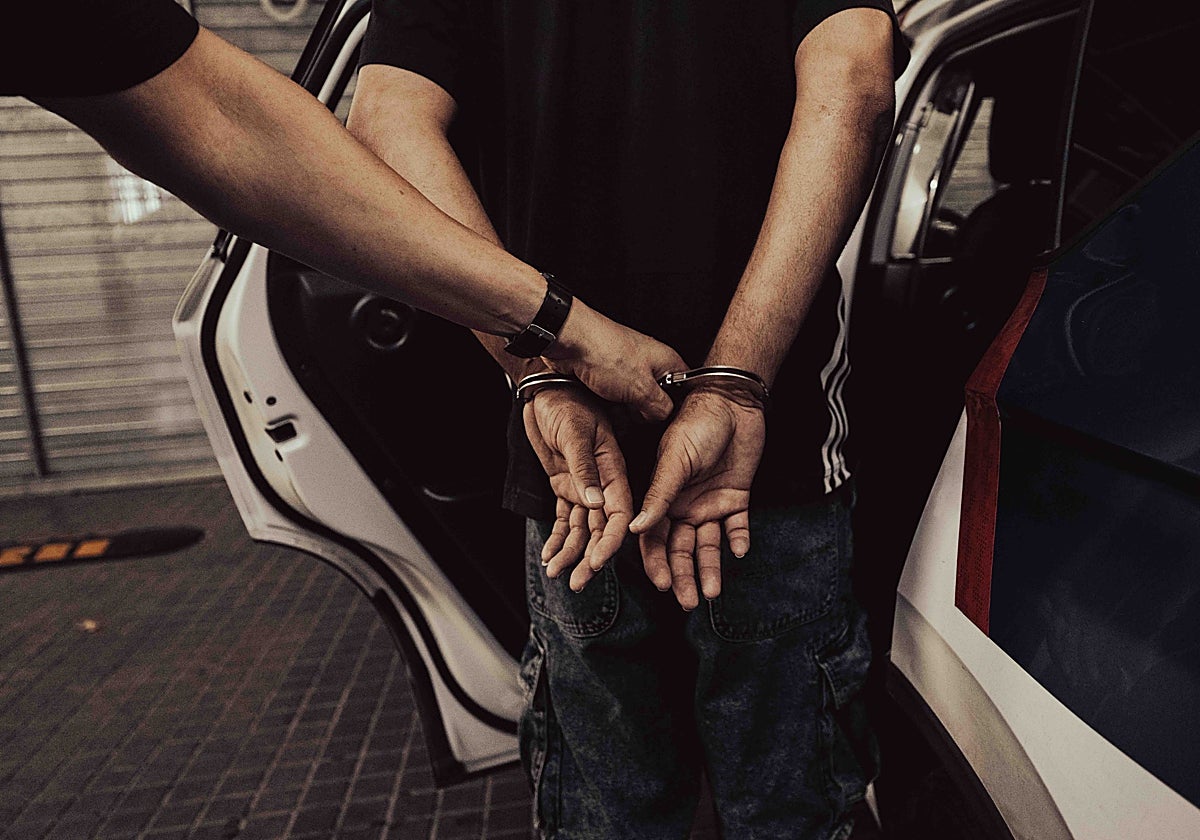 Un agente de los Mossos, traslada a un detenido, en una imagen de archivo