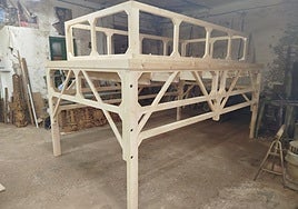 El paso del Cristo de la Confianza de Córdoba llega a la fase de ebanistería del canasto