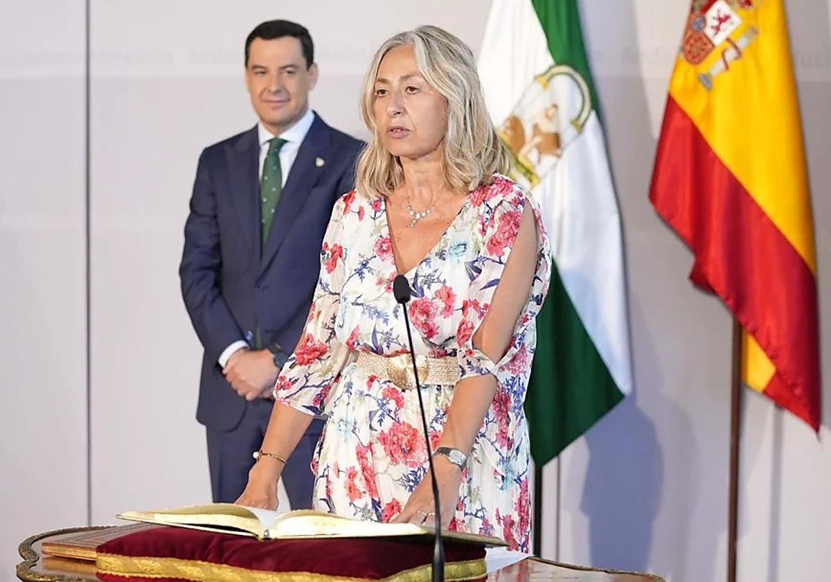 La consejera de Salud de Andalucía, Rocío Hernández, durante su toma de posesión en julio de 2024 en presencia del presidente Juanma Moreno