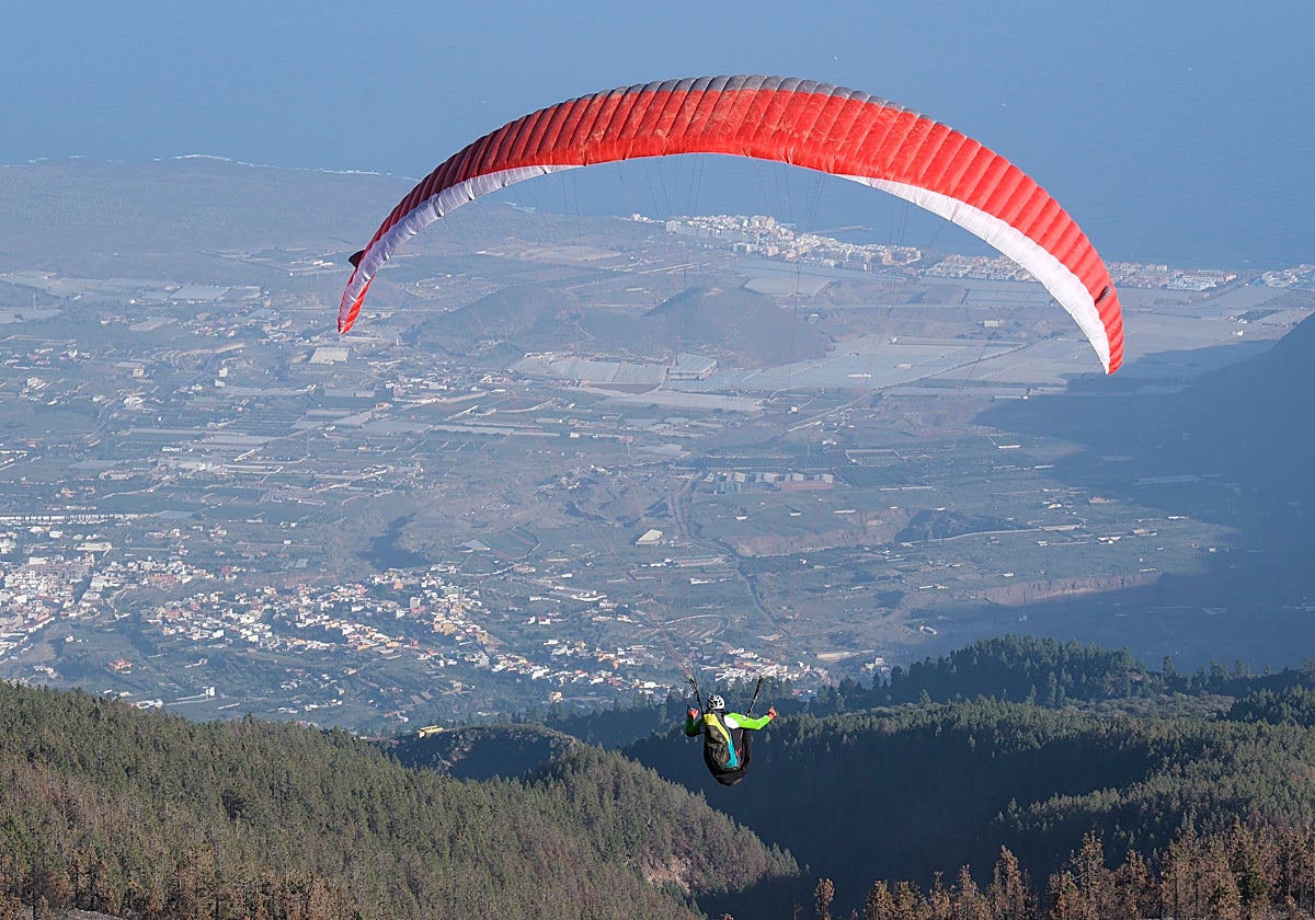 Imagen de archivo de un hombre practicando parapente