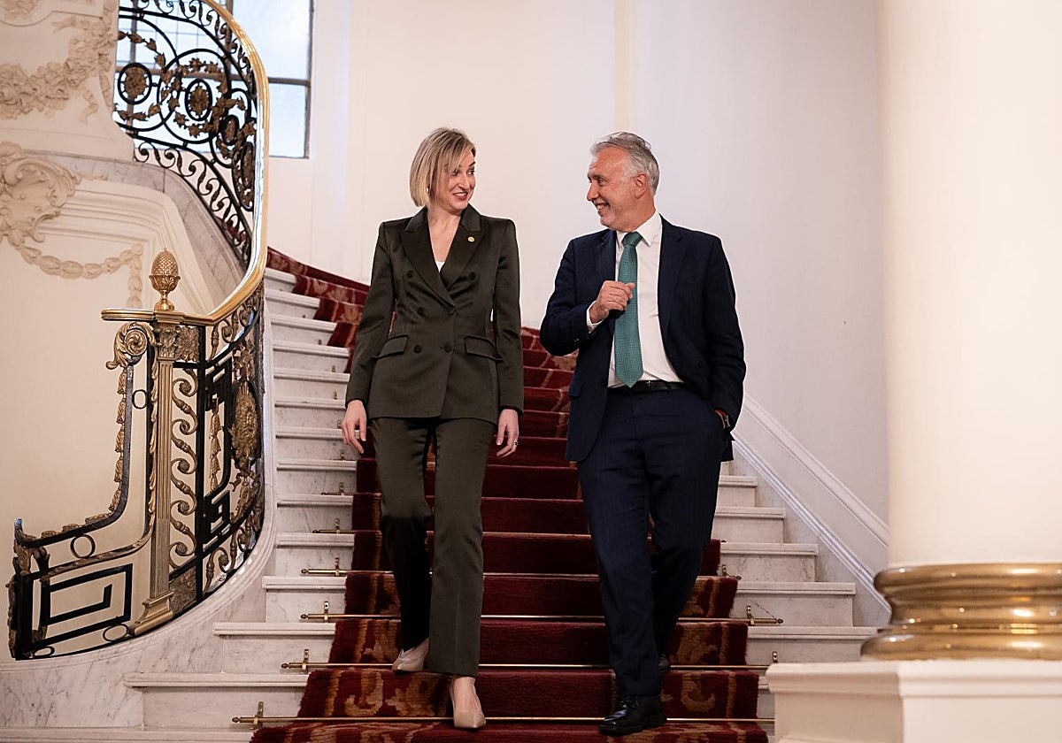 La portavoz del Gobierno vasco, María Ubarretxena, junto al ministro de Política Territorial, Ángel VíctorTorres