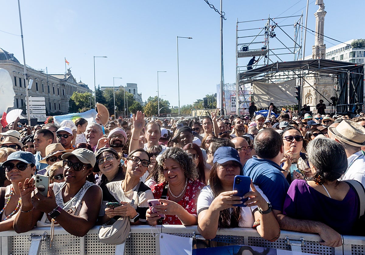 Decenas de personas durante el concierto de Gloria Estefan en la Plaza de Colón