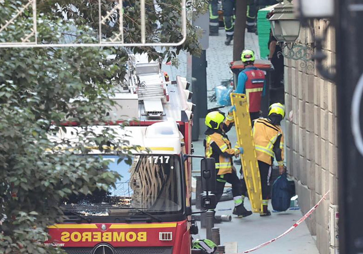 Bomberos del Ayuntamiento de Madrid en el lugar del siniestro
