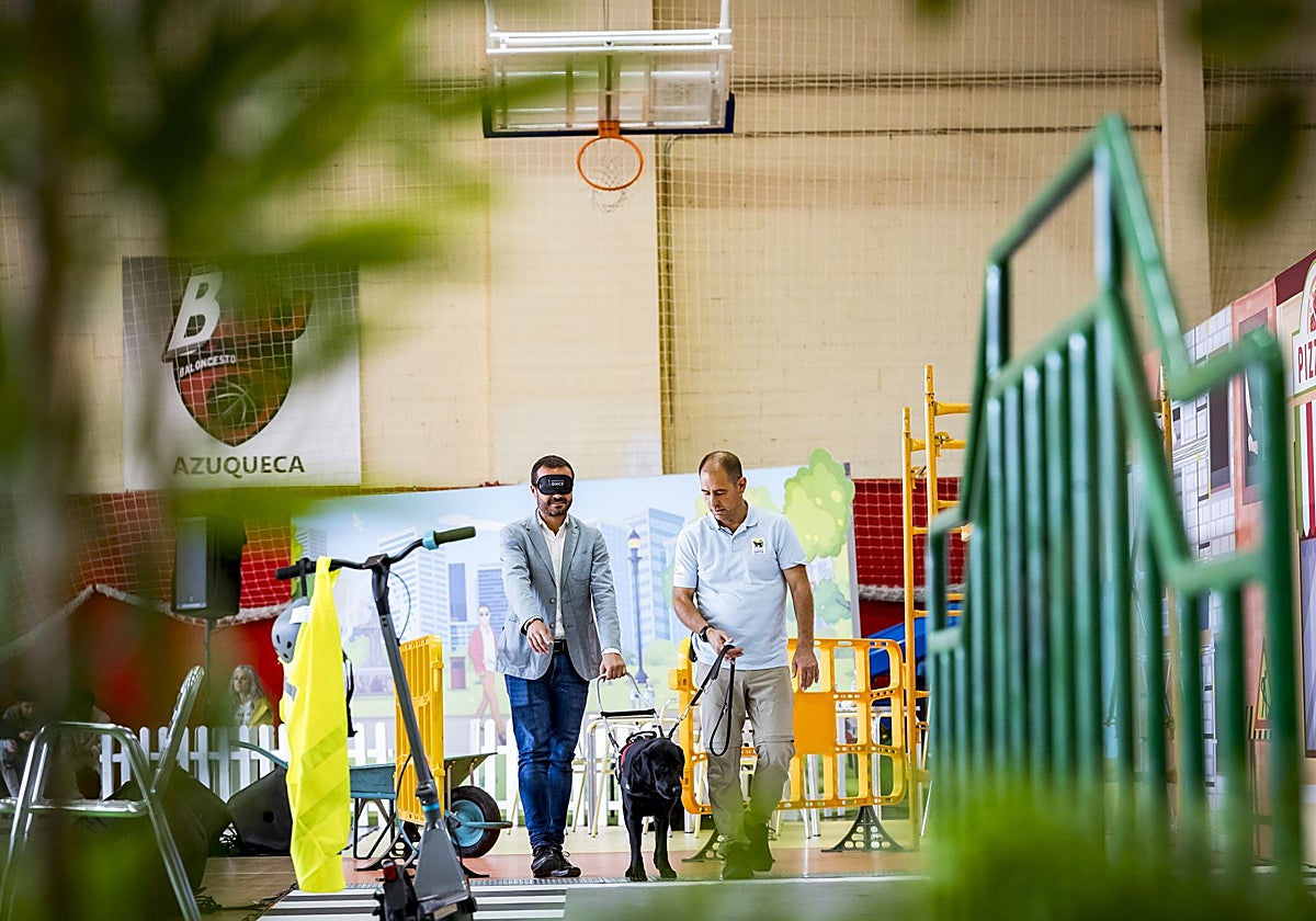 El Comisionado para la Accesibilidad, José Luis Escudero, prueba a manejarse con un perro guía