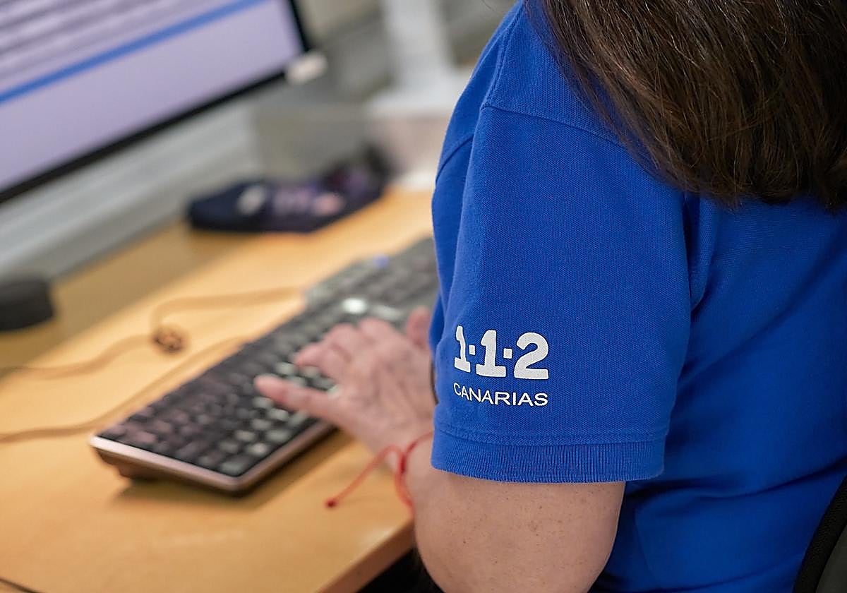 Una mujer atiende emergencias.