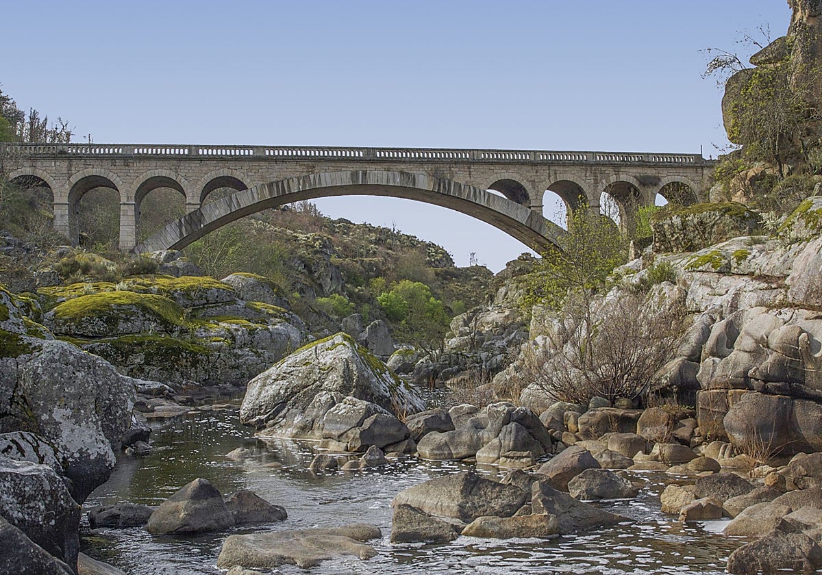 Puente situado a mitad de camino camino entre las localidades de Bermellar y Saldeana