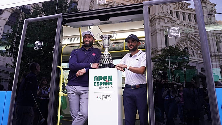 Los golfistas españoles Jon Rahm y Ángel Hidalgo con el trofeo Open de España de Golf
