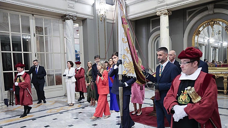 Imagen de Borja Sanjuan trasladando la Real Senyera