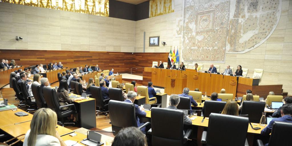 PP y Vox aprueban en Extremadura la ley de Concordia que deroga la de Memoria Histórica