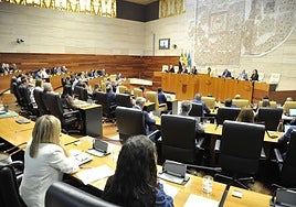 PP y Vox aprueban en Extremadura la ley de Concordia que deroga la de Memoria Histórica