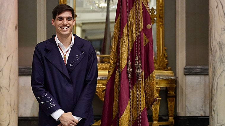 Imagen de Borja Sanjuan con el traje con la inscripción de las 229 víctimas