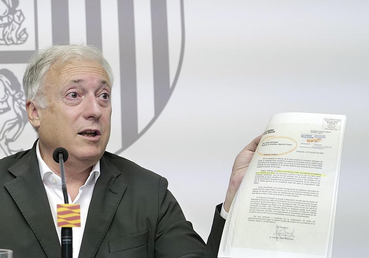 Octavio López muestra la carta enviada a los ministros de Economía y Vivienda y a la SAREB para solicitar la cesión temporal de suelos en los que impulsar 2.000 viviendas públicas en Zaragoza