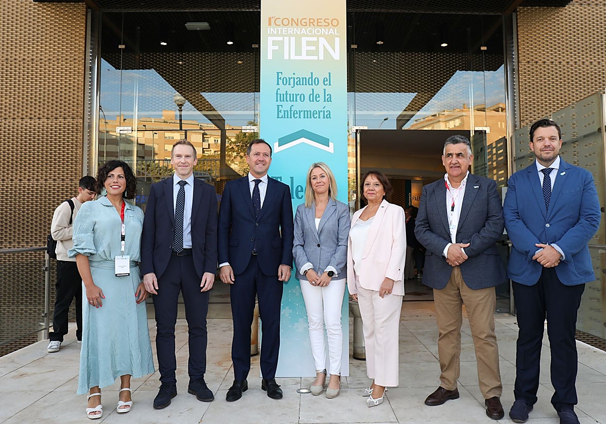 El alcalde, Carlos Velázquez, la directora general de Cuidados y Calidad del Sescam, Montserrat Hernández, con el  presidente de la Fundación Innovación y Liderazgo en Enfermería, Carlos Valdespina Aguilar, y otros miembros de la organización del Congreso