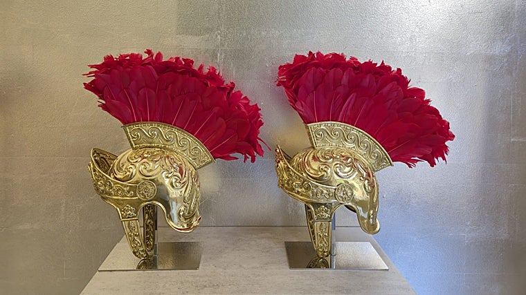 Cascos restaurados y con las plumas renovadas del misterio de la Sentencia