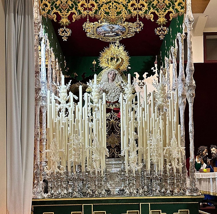 La Esperanza del Valle, sobre la nueva peana, ya en su palio