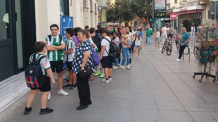 Cola para acceder a la tienda Movistar donde han firmado autógrafos Isma Ruiz y Kevin MedinaI