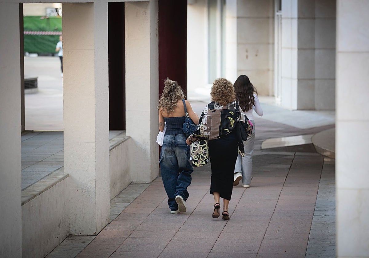 La exmujer del subinspector, en el centro, a la salida del juicio