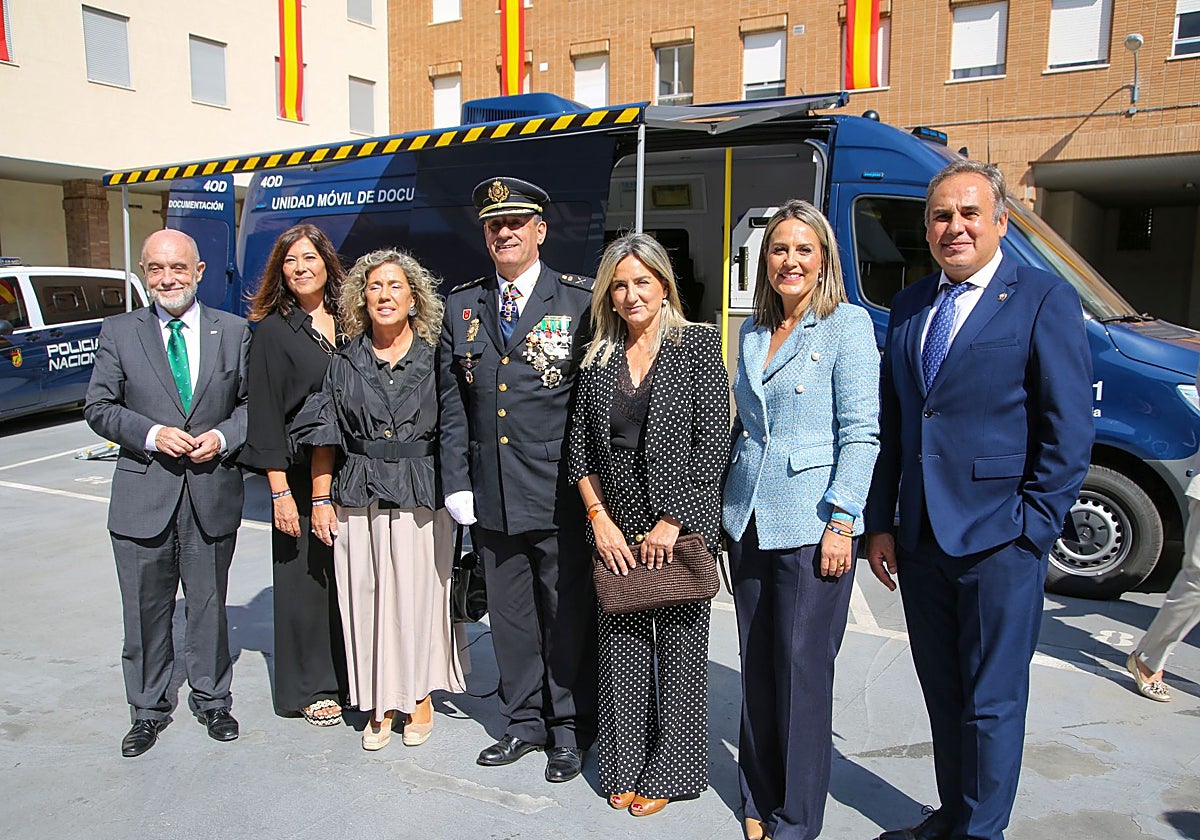 La delegada del Gobierno y el jefe superior de Policía, con uno de los nuevos vehículos