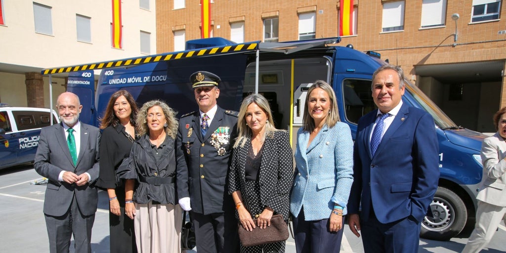 La Policía presenta los ocho nuevos vehículos Vidoc de Castilla-La Mancha para la expedición de DNI y pasaportes