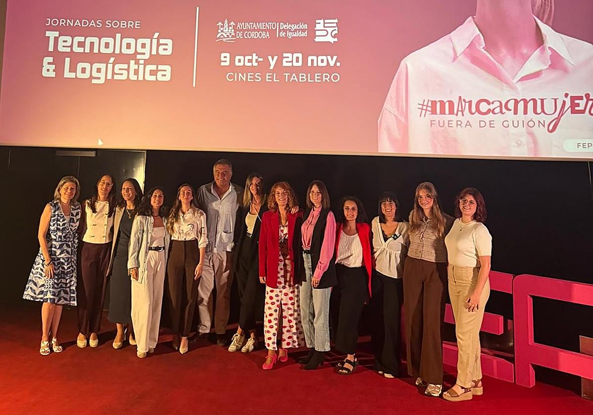 Foto de famila de las ponentes participantes en el foro del Foro de Empresarias